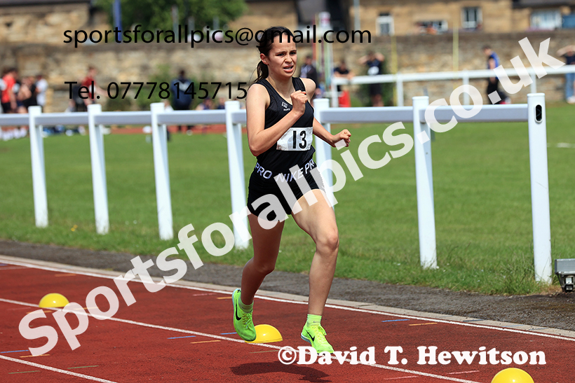 Girls 1500 metres, 2025 Northumberland Schools Track and Fields, Wentworth, Hexham. Photo: David T. Hewitson/Sports for All Pics